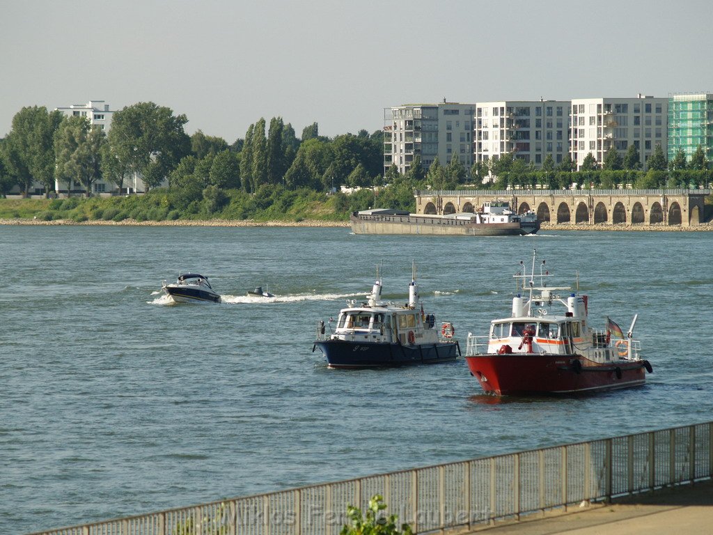 Einsatz Loeschboot und Rettungsboot Koeln Muelheim  P27.JPG